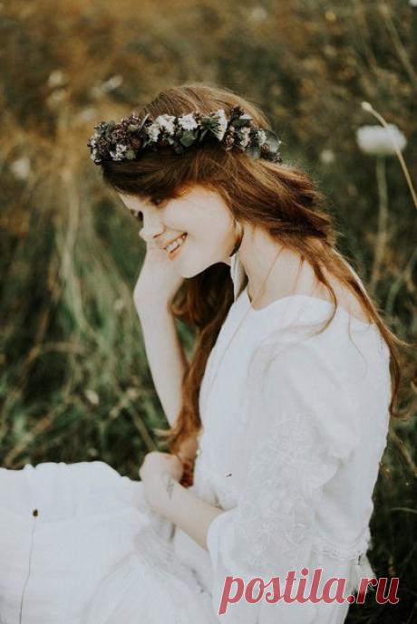 Оттенки бордового и песочного, макраме, ковры, дерево - и все это на фоне цветущего разнотравья кисловодских гор. Посмотреть продолжение истории: