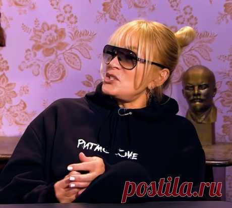 Лайма Вайкуле против Ласкового мая. На чьей вы стороне?
В новом выпуске шоу «Музыкалити» певица обозвала нецензурно трек «Мальчик на девяке». А после провела параллели с группой «Ласковый май»: «»Белые розы» — для дураков( там было другое слово, но здесь цензура), понимаешь? Это тоже продается», — высказалась Лайма. скрин с ют канала Музыкалити скрин с ют канала Музыкалити На что ей ответил продюсер группы […]
Читай дальше на сайте. Жми подробнее ➡