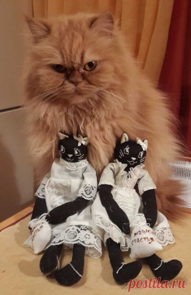 Черные кошки с мешком счастья будут оберегать Ваш дом !