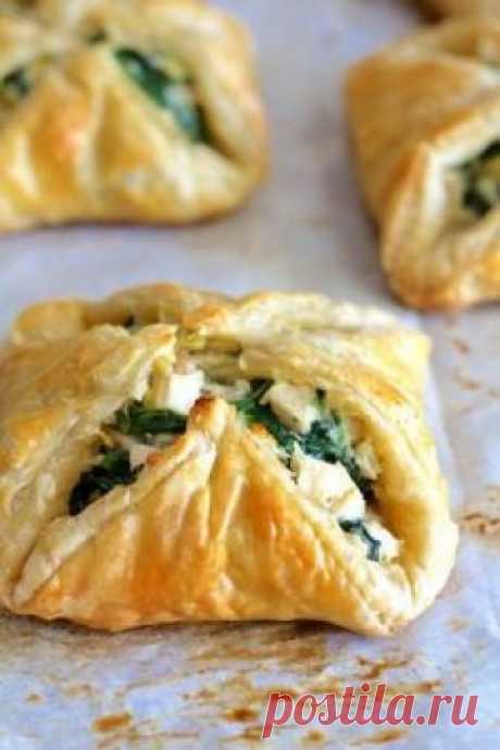 Что приготовить из слоеного теста: 14 быстрых и вкусных рецептов - KitchenMag.ru