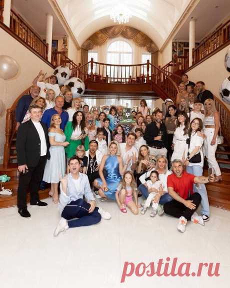 День рождения сына Киркорова Мартина.
После того как Филипп Киркоров привлёк к себе внимание на премии МУЗ ТВ, своим эффектным появлением в белом костюме с Давой, который был в чёрном смокинке. Пара держала розу в руках и была в окружении молодых людей с весьма накачанными телами. Киркоров и Дава на премии Муз ТВ почитать здесь. Сразу после премии Муз ТВ […]
Читай дальше на сайте. Жми подробнее ➡