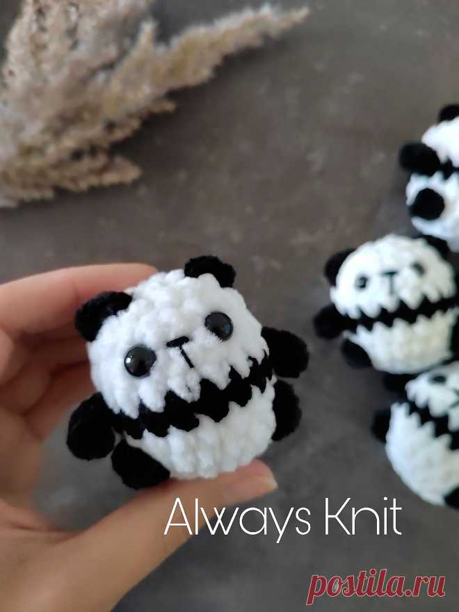 PDF Мини Панда крючком. FREE crochet pattern; Аmigurumi toy patterns. Амигуруми схемы и описания на русском. Вязаные игрушки и поделки своими руками #amimore - маленькая панда из плюшевой пряжи, медведь, плюшевый медвежонок, мишка.