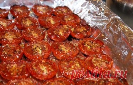 Безумно вкусные вяленые помидоры...

Продукты:

томаты мелкие мясистые 1400-1500г
соль морская крупная
сахар 1 ч. л.
смесь перцев
чеснок 2 зубчика
сухой базилик или тимьян
масло оливковое 5-6 ст. л.

Приготовление:

Помидоры вымыть обсушить, разрезать на половинки, удалив плодоножку. Я не удаляю семена, мне жалко, что тогда там есть кроме шкуры..

Противень застелить фольгой, чтобы меньше мыть ( блестящей стороной вверх). Разложить половинки помидор срезом вверх, посолить ...