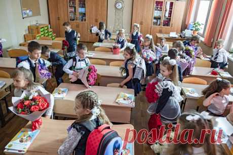 Психолог призвала не настраивать ребенка на школу как на 11 лет каторги. Психолог Наталья Малышева порекомендовала не настраивать ребенка на школу как на «каторгу на 11 лет». По ее словам, такой подход формирует неправильное отношение к важному этапу в жизни человека. Специалист в беседе с «Лентой.ру» порекомендовала создать для ребенка условия комфорта и свободы выбора.