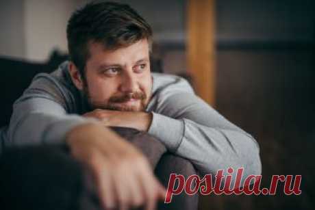 Дал свою камеру. Установил режим съемки "А" приоритет диафрагмы, светочувствительность авто, значение диафрагмы фиксирую на 1,4 (объектив 50мм). Фокусировка по центральной точке. Объяснил что сперва нужно сфокусироваться по глазу и сделать кадрирование таким образом, чтобы над головой не было лишнего пространства, и в той части кадра куда я смотрю оставить больше больше места. Получился отличный портрет, спасибо!