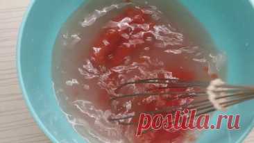 Как быстро и вкусно засолить красную икру? Солим икру горбуши! Видео показывает процесс быстрой засолки красной икры горбуши в домашних условиях. Автор демонстрирует простой рецепт, который занимает всего несколько минут, и объясняет, как правильно засолить икру, чтобы она была вкусной и готова к употреблению сразу после приготовления.