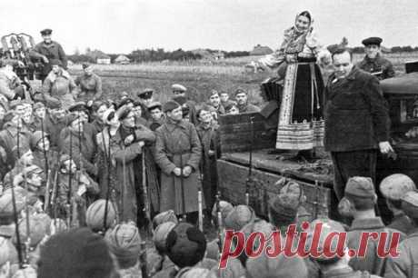 Ворожба Лидии Руслановой. Почему после неё народная песня почти умерла?. После смерти Лидии Руслановой русская народная песня за какое-то смешное время опустилась до малообязательного сопровождения застолья, когда, изрядно приняв на грудь, кто-нибудь затягивает: «Степь да степь кругом, путь далёк лежит…»