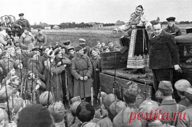 Ворожба Лидии Руслановой. Почему после неё народная песня почти умерла?. После смерти Лидии Руслановой русская народная песня за какое-то смешное время опустилась до малообязательного сопровождения застолья, когда, изрядно приняв на грудь, кто-нибудь затягивает: «Степь да степь кругом, путь далёк лежит…»
