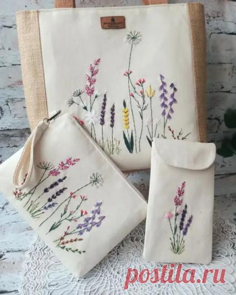 Красота и нежность вышивки на сумках.