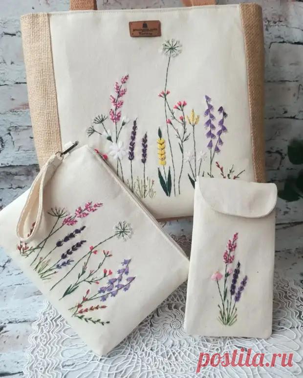 Красота и нежность вышивки на сумках.