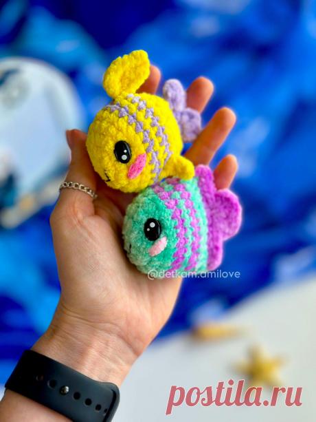 PDF Рыбки-цветняшки крючком. FREE crochet pattern; Аmigurumi toy patterns. Амигуруми схемы и описания на русском. Вязаные игрушки и поделки своими руками #amimore - плюшевая рыба, маленькая рыбка из плюшевой пряжи.