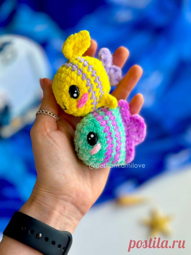 PDF Рыбки-цветняшки крючком. FREE crochet pattern; Аmigurumi toy patterns. Амигуруми схемы и описания на русском. Вязаные игрушки и поделки своими руками #amimore - плюшевая рыба, маленькая рыбка из плюшевой пряжи.