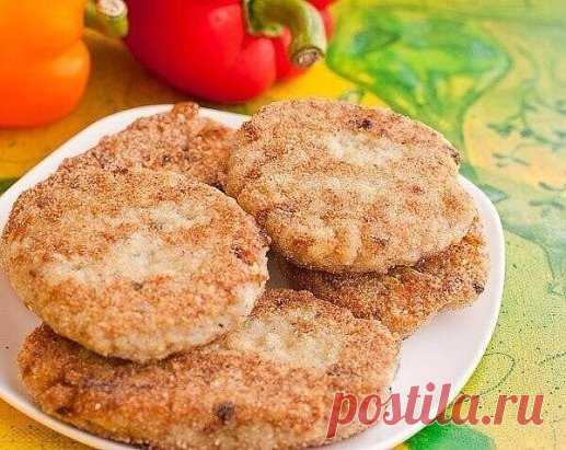 КОТЛЕТЫ ИЗ РЫБНОЙ КОНСЕРВЫ
1. рис — 300 гр
2. консерва рыбная — 1 банка
3. лук — 2-3 шт средние
4. яйца — 2 шт
5. кукурузная мука — 3-4 ст ложки
6. растительное масло
7. соль
8. перец молотый
Обычные рыбные котлеты , предполагают наличие рыбы. А этот рецепт котлет предполагает наличие рыбной консервы. Просто и очень душевно.
Отвариваем рис до готовности.
Рыбную консерву выбираем: в масле или с добавлением масла. Рыбу тщательно разминаем вилкой или перемалываем в блендере. Лук зажариваем до золот