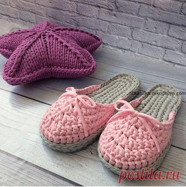 Красивые шлепанцы для дома крючком Красивые шлепанцы для дома крючком.  Шлепанцы из трикотажной пряжей с мастер классом