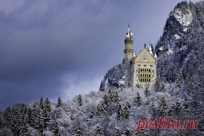 Замок Нойшванштайн расположен недалеко от замка Хоэншвангау. Это самое часто посещаемое место туристами на юге Германии.