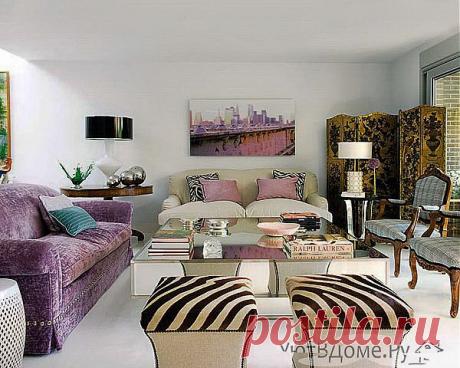 Женственный интерьер | в архив
Благодаря использованию сделанных на заказ предметов мебели художнице по интерьеру Марии де ла Оса удалось придать этому мадридскому дому потрясающее  женственное обаяние, превратив его в место, наполненное узорами, чистыми оттенками цвета и авторской мебелью.