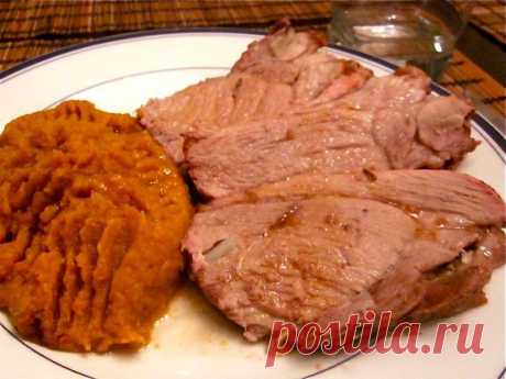 Свинина, запеченная с розмарином и чесноком