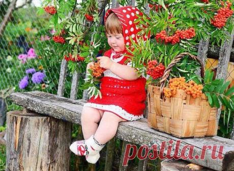 Счастье - это внуки. Детские глазенки 
Вдруг вернут вас к жизни, не дадут скучать. 
Лучше всех подарков, детские ручонки! 
Слаще всякой музыки - звонкий смех внучат.