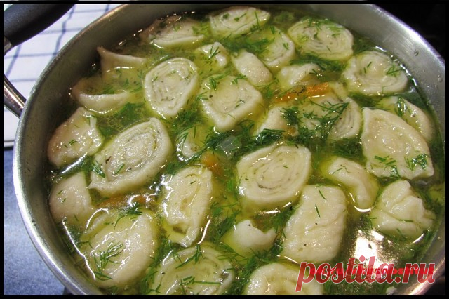 Куриный суп с чесночными галушками
Ингредиенты

Курица - 0,5 шт
Картофель - 2 шт
Морковь - 0,5 шт
Зелень (по вкусу)
Лавровый лист - 2 шт

Для чесночных галушек
Яйцо - 1 шт
Мука (сколько возьмет тесто) - 150 г
Соль (щепотка)
Масло растительное - 1 ст.л.

1. Вначале сварим куриный бульон. Я для этого использовала полтушки курицы. Можете варить бульон на любых куриных частях.
Добавляем лаврушку, солим по вкусу. Я варила курицу 1 час.

2. Пока варится бульон, сделаем рулетики....