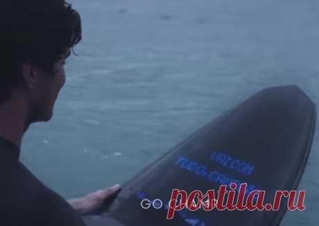 Samsung создала умную доску для сёрфинга Galaxy Surfboard Компания Samsung разработала достаточно оригинальную новинку, внедрив электронные компоненты и функцию беспроводной связи в устройство, где они ранее никогда не использовались. Речь идёт о доске для сёрфинга, получившей название Galaxy Surfboard. Внешне Samsung Galaxy Surfboard похожа на любую другую обтекаемую доску для сёрфинга. Вместе с тем, она содержит LED дисплей и слот для установки смартфона Samsung Galaxy S7, который служит для…