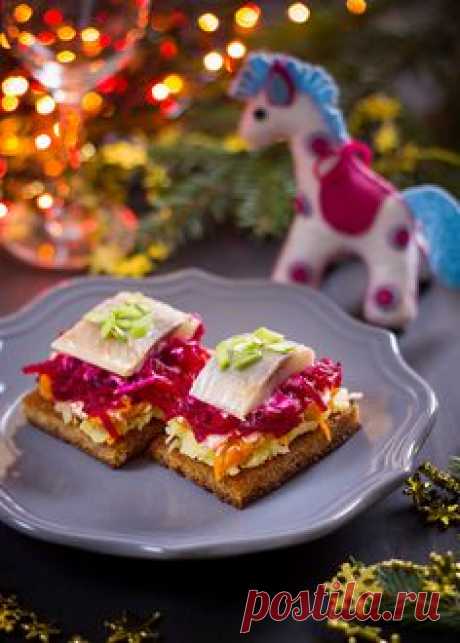 Это блюдо, пожалуй одно из самых любимых с детства, только подача немного изменилась. Всем любителям чего-то новенького на своем столе и в то же время любителям селедки под шубой посвящается.