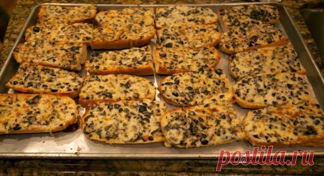 Запеченные бутерброды с маслинами и сыром..