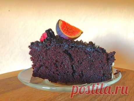 Американский сумасшедший пирог (crazy pie). Американский сумасшедший пирог (crazy pie)Подготовить форму (диаметр 18-20 см) – выстелить пергаментной бумагой.Включить духовку и разогреть до 170-180 градусов.Смешать в миске сахар, ванильный сахар и соль.Через сито добавить в эту же миску муку, какао и соду – перемешать.В эту же миску влить растительное масло, уксус и кипяток – перемешать.Перелить тесто в форму.Выпекать в разогретой до 170-180 градусов духовке 40-50 минут .Готовый пирог переложить…