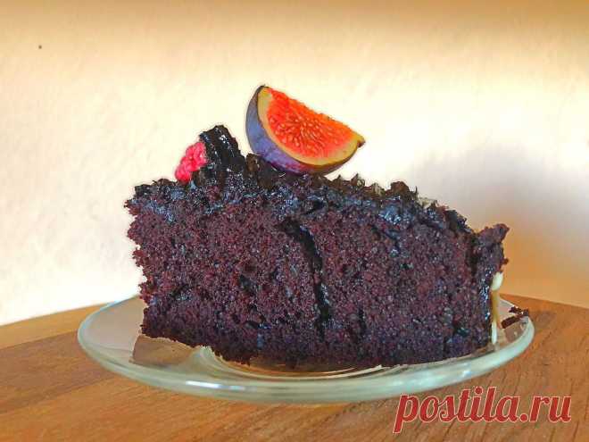 Американский сумасшедший пирог (crazy pie). Американский сумасшедший пирог (crazy pie)Подготовить форму (диаметр 18-20 см) – выстелить пергаментной бумагой.Включить духовку и разогреть до 170-180 градусов.Смешать в миске сахар, ванильный сахар и соль.Через сито добавить в эту же миску муку, какао и соду – перемешать.В эту же миску влить растительное масло, уксус и кипяток – перемешать.Перелить тесто в форму.Выпекать в разогретой до 170-180 градусов духовке 40-50 минут .Готовый пирог переложить…