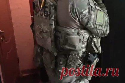 Спецоперация ФСБ по поимке диверсантов в Запорожье попала на видео. ФСБ показала видео с задержанием членов диверсионной группы, готовившей по указанию украинской разведки теракт против представителей госвласти в Мелитополе. На кадрах видны бойцы спецназа, которые проводят задержания двоих мужчин. Они рассказывают о подготовке преступления с применением СВУ.