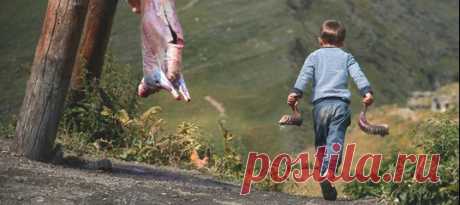 Кусур – самый труднодоступный аул Дагестана – можно считать уникальным музеем горных традиций, в других местах почти утраченных. Здесь траву жнут серпом, стога сена носят на спине, а костями овец дети играют в бабки. Как люди живут в месте, где проливной дождь грозит им изоляцией, рассказывает (и показывает) Владимир Севриновский.