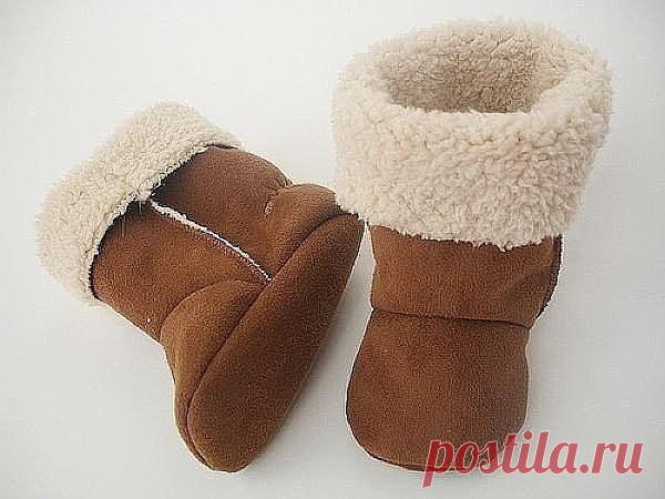 Не выбрасывайте старую дублёнку! 

Из неё можно сшить уютные угги. 
Прежде всего, необходимо сделать выкройку Угги. 

Нам понадобятся выкройки четырех деталей: подошвы, носка, передняя и задняя части голенища. Все эти выкройки можно изготовить, обрисовывая на бумаге свою ногу. Не забудьте только сделать припуски на швы по 1,5 – 2 сантиметра. 
Изготовив бумажную выкройку Угги и удостоверившись, что все детали 
подходят друг к другу, переносим выкройку на ткань и вырезаем де...