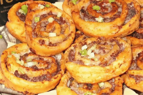 Бесподобные шанежки с мясом
Надо взять:
250 г творога, 
2 яйца, 
1 ч.л. соды гашен. уксусом, 
2 стакана муки, 
2 ч.л. масла подсолнечного, 
фарш для начинки, 
специи по вкусу
Приготовление:
Смешиваем компоненты, кроме фарша, делаем тесто.
Раскатываем тесто, на него выкладываем фарш
Скручиваем в трубочку и нарезаем на кусочки по 1 см.
Жарим на сковородке с большом кол-ве подсолнечного масла