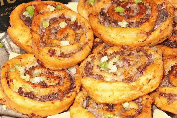Бесподобные шанежки с мясом
Надо взять:
250 г творога, 
2 яйца, 
1 ч.л. соды гашен. уксусом, 
2 стакана муки, 
2 ч.л. масла подсолнечного, 
фарш для начинки, 
специи по вкусу
Приготовление:
Смешиваем компоненты, кроме фарша, делаем тесто.
Раскатываем тесто, на него выкладываем фарш
Скручиваем в трубочку и нарезаем на кусочки по 1 см.
Жарим на сковородке с большом кол-ве подсолнечного масла