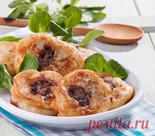 Беляши на скорую руку: когда нет времени готовить 

Замесить тесто, подождать, пока оно подойдет, затем настряпать пирожки — довольно долгая процедура. Чтобы сэкономить время, например, когда гости вот-вот появятся, и приготовить вкусное блюдо, воспо…