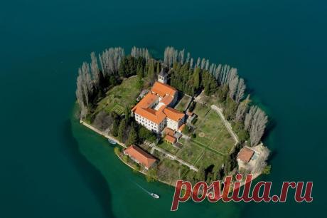 Самые маленькие обитаемые острова в мире Укрыться на необитаемом острове порой всем хочется, но ведь не ночевать же под открытым небом!