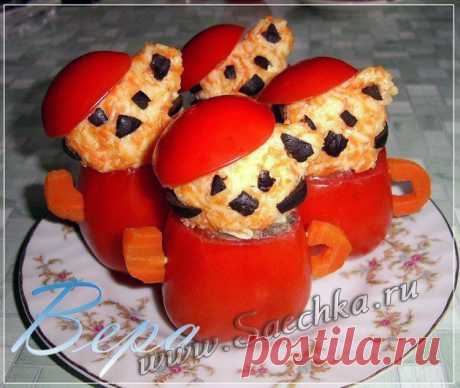 Закуска «Тигрёнок в чайнике» - рецепт с фото Новогодняя закуска «Тигрёнок в чайнике» приготовлена в помидорах с сырным и грибным салатами.