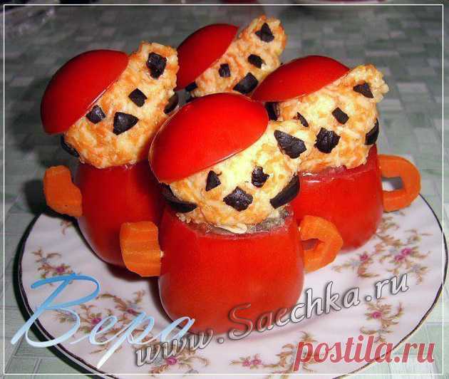 Закуска «Тигрёнок в чайнике» - рецепт с фото Новогодняя закуска «Тигрёнок в чайнике» приготовлена в помидорах с сырным и грибным салатами.