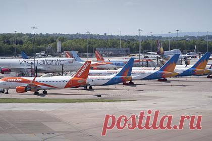 Бездомный мужчина тайно пробрался в самолет ради пива и сигарет. В аэропорту Манчестера бездомный мужчина тайно залез в самолет, где выпил пива и покурил сигарету, а затем спрыгнул с борта прямо перед взлетом. Сообщается, что 35-летний Мартин Рудзки (Martin Rudzki) пробрался на территорию авиагавани, перепрыгнув через забор. Он попал в самолет через открытый багажный отсек.