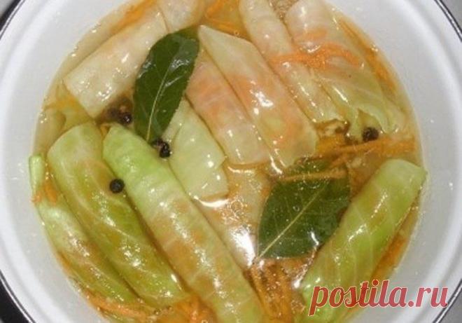 Маринованные капустные рулетики.

Закуска - бомба!! Такие готовила еще моя бабушка. Делаю чтобы в банки закатать - но до банок дело не доходит, так съедаем.

Итак, вот что нам понадобится:
Для маринада:
воды 1 л
соли 2 ст. л.
сахара 0.5 ст
растительного масла 0.5 ст.
9% столового уксуса 1/3 стакана, только не заменяйте на яблочный
лавровых листочка 2-3 шт.
черного перца 6 горошин

Для рулетиков, пропорции произвольны.

Средний кочан белокочанной капусты
Морковь
Молотый пер...