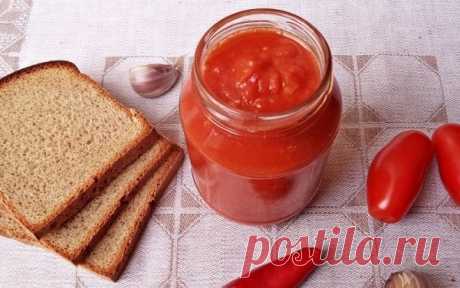 Кетчуп из помидоров с чесноком - Что приготовить на ... Вкусный домашний кетчуп. Готовится очень просто ИНГРЕДИЕНТЫ:- Помидоры - 1 кг- Перец острый - 1 шт.- Горчица - 1 ч.л.- Корица - 0,5 ч.л.- Соль - 1 ч.л.- Сахар - 3 ч.л.- Чеснок - 3 зубчика- Гвоздика - 5 шт.- Перец чёрный горошком - 8 шт.- Перец душистый горошком - 5 шт.- Уксус (9%) - 0,5 ч.л.
