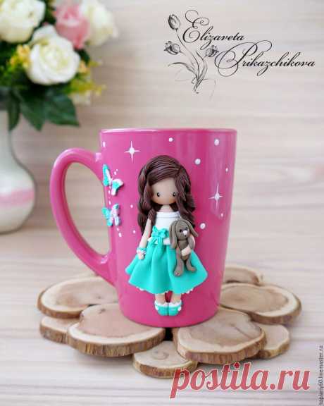 Купить Кружка с декором из полимерной глины "Девочка с игрушкой" в интернет магазине на Ярмарке Мастеров Купить или заказать Кружка с декором из полимерной глины &quot;Девочка с игрушкой&quot; в интернет магазине на Ярмарке Мастеров. С доставкой по России и СНГ. Срок изготовления: 1-2 дня. Материалы: кружка, кружка керамическая,&hellip;. Размер: Емкость 320мл