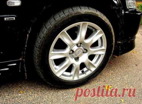 Чернение резины: как и зачем? Автовладельцы со стажем знают, насколько важен уход за шинами. Химические реагенты на зимних дорогах, грязь, пыль, солнечный ультрафиолет - все это не только портит внешний вид, но и сказывается на долговечности эксплуатации покрышек. Один из способов нейтрализовать неблагоприятные воздействия на шины и вернуть им былой привлекательный вид - чернение резины фабричными или подручными средствами. Обработка на СТО или автомойке Многие автосервисы...