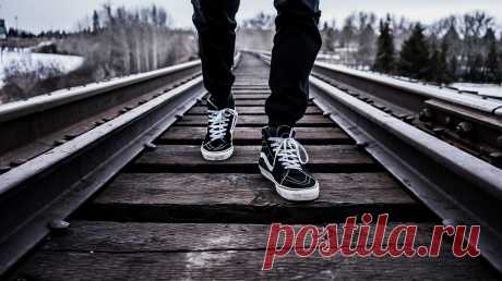 Начинай с малого: пятый бутерброд, антистимул и книга-толкатель Мы искренне хотим вести здоровый образ жизни, больше общаться с родными и делать всё вовремя. Но мир полон соблазнов. Только зазевался и — оп! — в руках бутерброд. Было бы здорово, если бы кто-то подталкивал нас в правильном направлении. Так, чтобы без стрессов. Нежно. И такой нежный друг есть. Это мы сами. Мы можем устроить так, чтобы окружение и ежедневные шаги неуклонно вели прямо к цели. План действий — в книге «Начинай с…