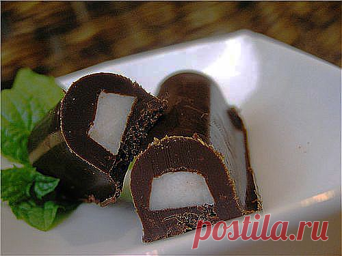 Сало в шоколаде - приготовим?)
Многие говорят вкусно, может вам придётся по вкусу сей деликатес? уж точно его запомнят надолго))
Ингредиенты:
150 гр. черного шоколада;
30-40 гр. слив.масла;
сухой чили — на кончике ножа;
0,3 ч.л. имбиря;
0,5 ч.л. душистого перца;
молотый мускатный орех — на кончике ножа;
0,4 ч.л. молотого кардамона.
Для "Сникерса" — кусочек соленого сала, дробленые орехи;
Для "Марса" — кусочек