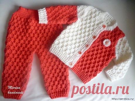 Детский разноцветный костюмчик крючком