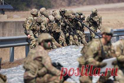 В США предупредили о риске сокращений в армии из-за недобора новобранцев. Американской армии грозят сокращения из-за риска недобора новобранцев, заявила министр армии США Кристин Вормут. Она выразила опасения, что в текущем году цель набрать достаточно добровольцев станет вызовом. Кроме того, по ее мнению, структура армии 2030 года отличается от той, в которой США нуждались последние 20 лет.