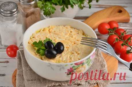 Салат слоеный со шпротами - вкусный и сытный Салат слоеный со шпротами получается вкусный и достаточно сытный. Благодаря аппетитному внешнему виду он идеально подойдет для праздничного стола.