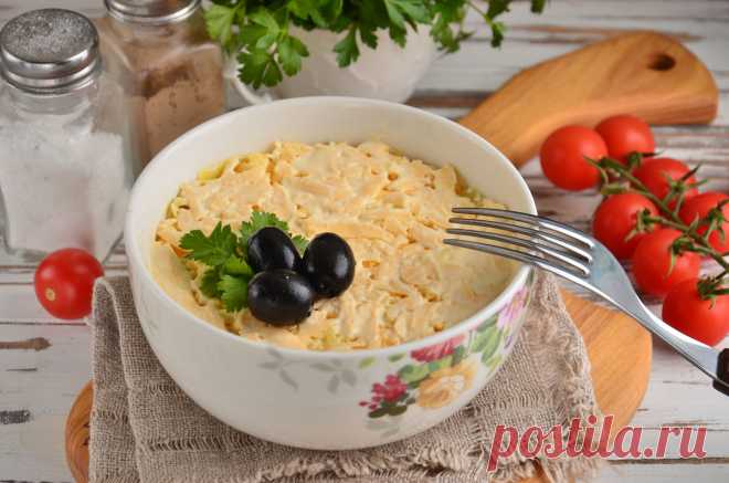 Салат слоеный со шпротами - вкусный и сытный Салат слоеный со шпротами получается вкусный и достаточно сытный. Благодаря аппетитному внешнему виду он идеально подойдет для праздничного стола.