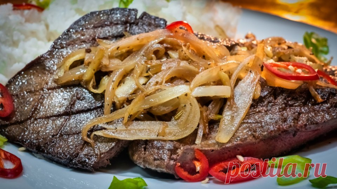 Печень, жареная с луком и яблоками жареная печень с луком
Печень, жареная с луком и яблоками, это очень вкусное и при этом, полезное блюдо.
Чтобы печень стала мягкой и нежной лучше вымочить ее в молоке, или пищевой соде.
Обязательно приготовьте печень с луком и яблоком. Порадуйте себя и своих близких!
