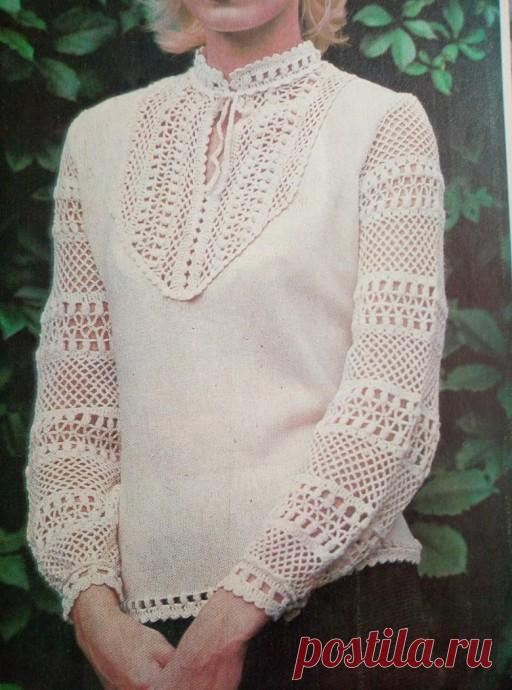 Блуза с ажурными рукавами